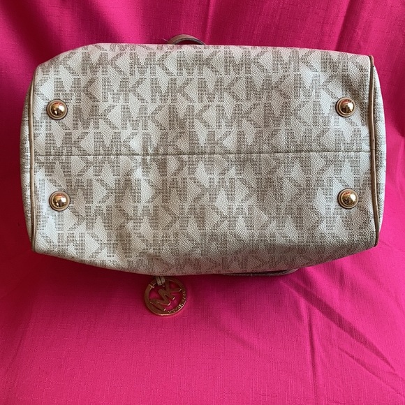 Micheal Kors Medium Grayson Monogram Satchel - Picture 3 of 5